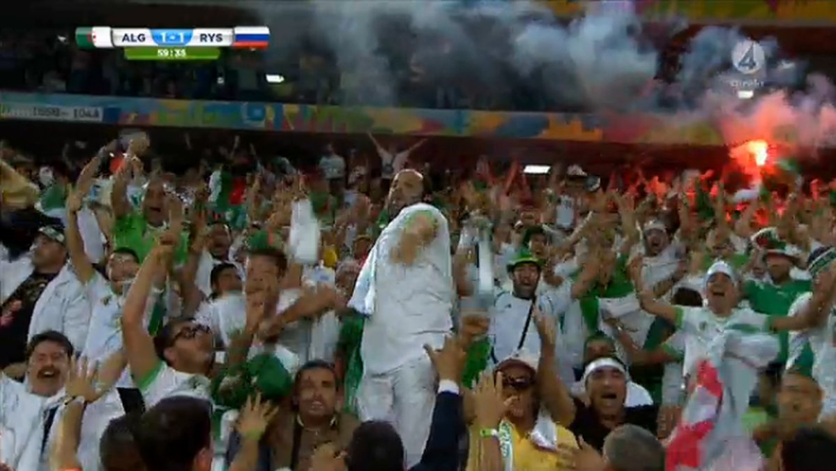 Algeriet tar sig dock till åttondelsfinal där de möter Tyskland. Notera att de firar med bengaler. 